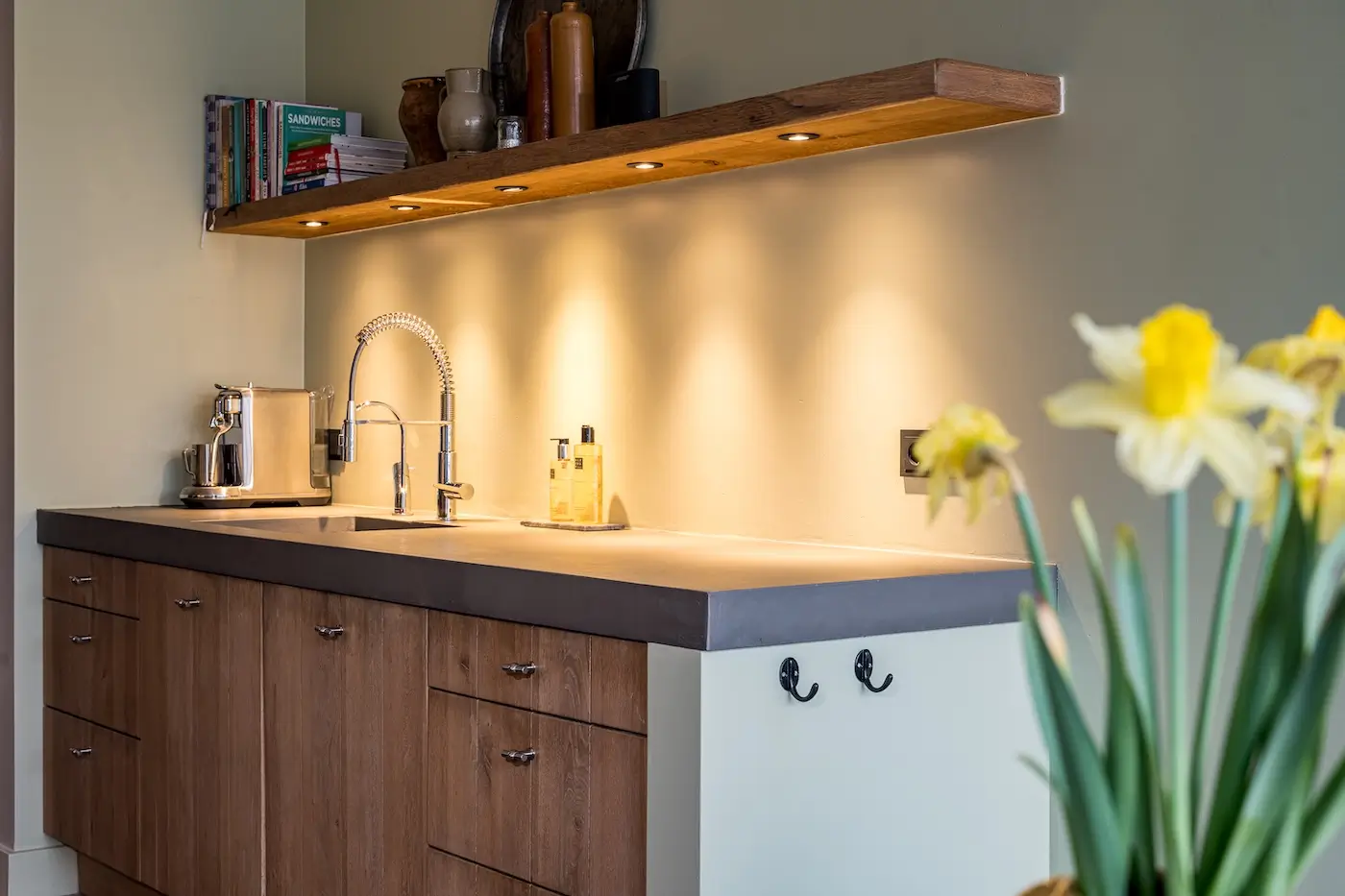 Keuken met een nieuwe Betonslook keukenblad.