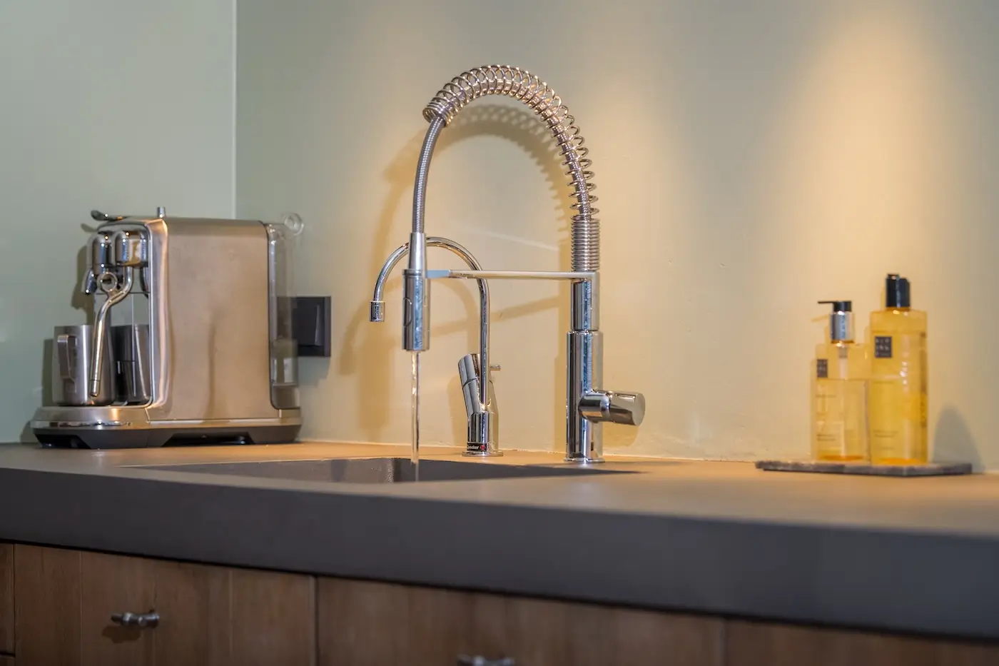 Keuken in Ede met een nieuwe Betonslook.