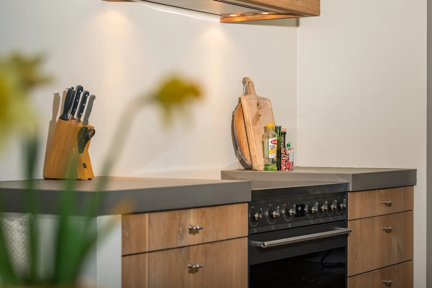 Betons keuken met een nieuwe betonslook blad.