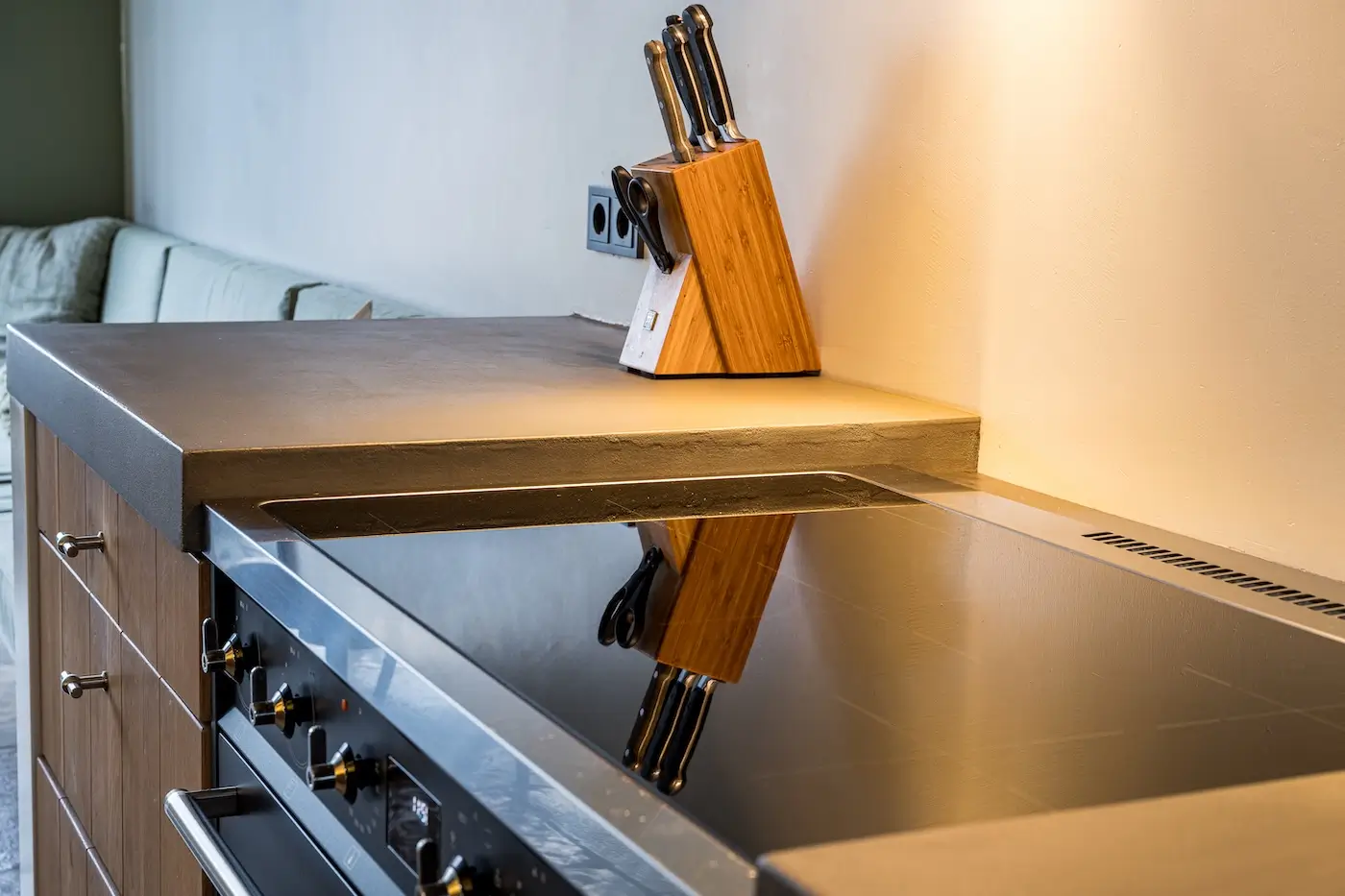 Keuken met een nieuwe betonslook keukenblad.