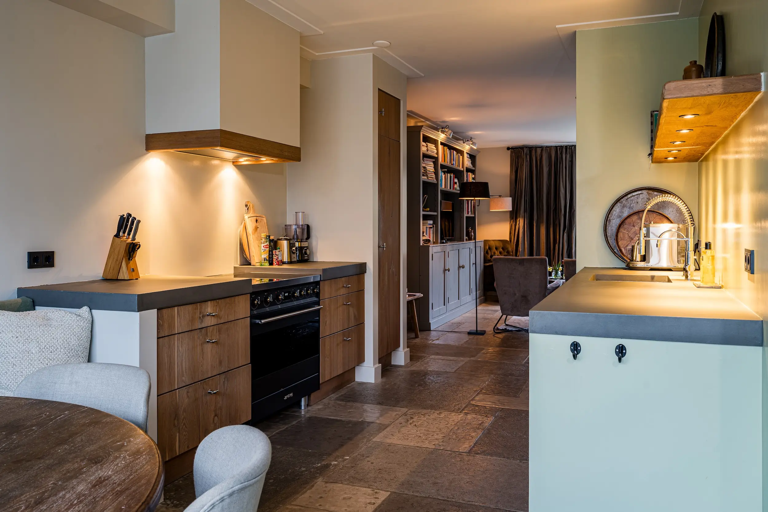 Achtergrondafbeelding van de keuken in Ede met de nieuwe Betons look keukenbladen.